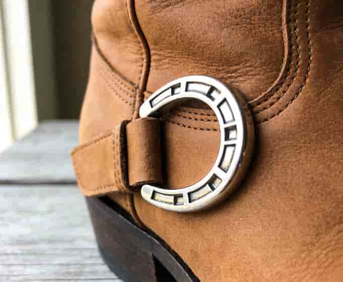Magnetic horse shoe jewelry for boots