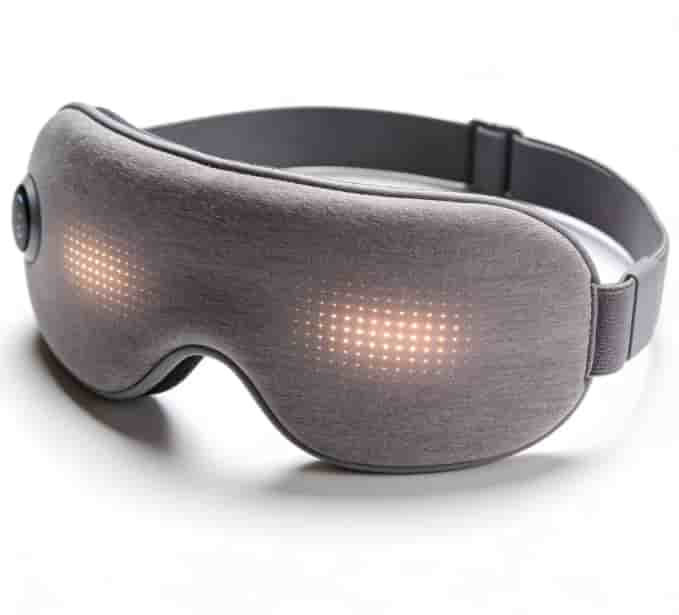 Smart sleep mask with light therapy