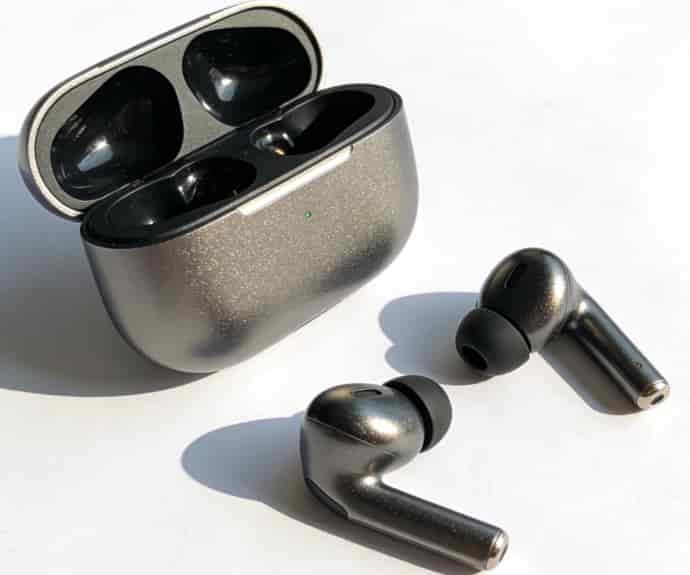 Wireless fitness earbuds with charging case