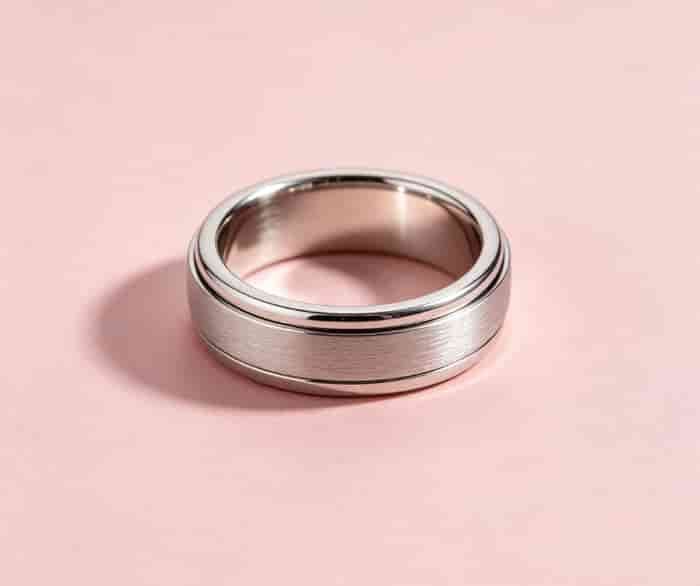 Slim metal ring with a spinning outer band for fidgeting